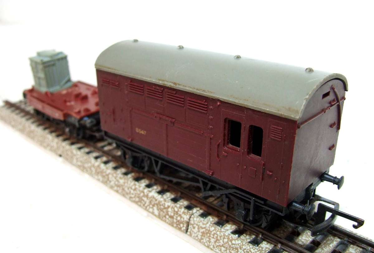 TRI-ANG OO:  Vintage English Container Carrier + Baggage Van in Scrap Un-Boxed condition.