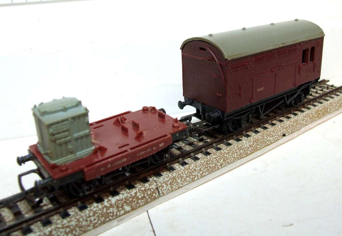 TRI-ANG OO:  Vintage English Container Carrier + Baggage Van in Scrap Un-Boxed condition.