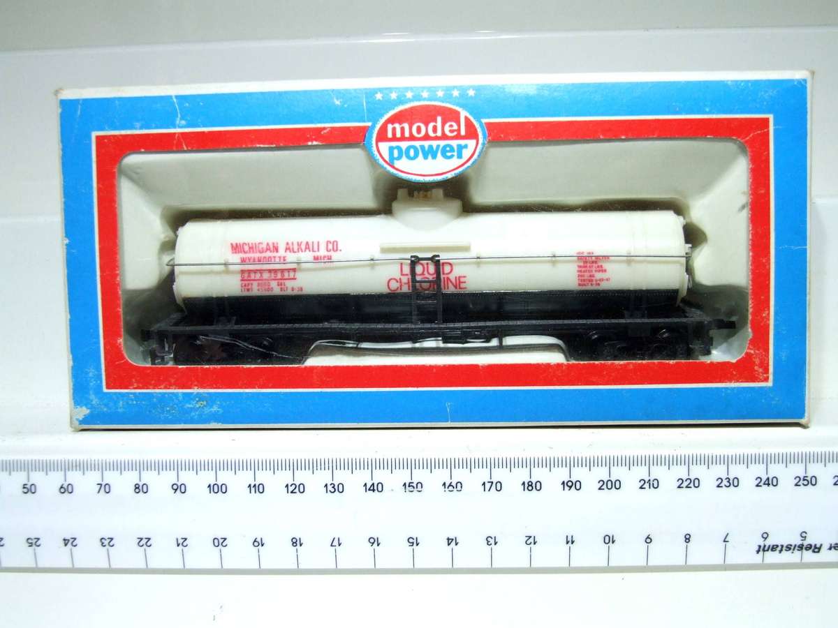 MODEL POWER HO: Liquid Chlorine 40' Tank Car in Like New Boxed Condition.