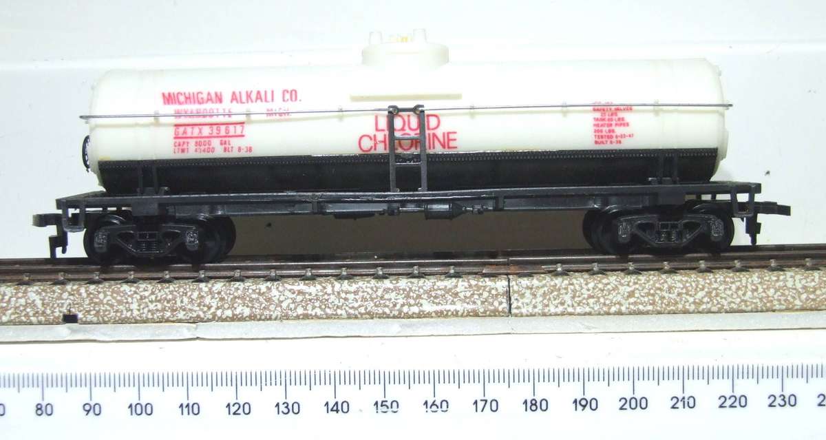 MODEL POWER HO: Liquid Chlorine 40' Tank Car in Like New Boxed Condition.