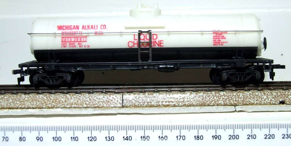 MODEL POWER HO: Liquid Chlorine 40' Tank Car in Like New Boxed Condition.