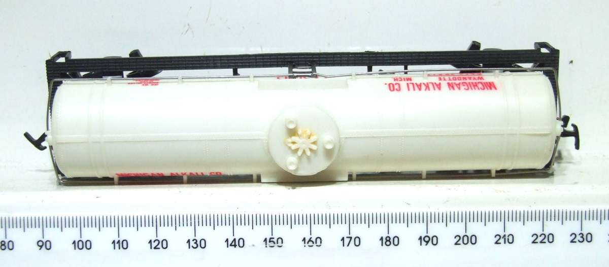 MODEL POWER HO: Liquid Chlorine 40' Tank Car in Like New Boxed Condition.