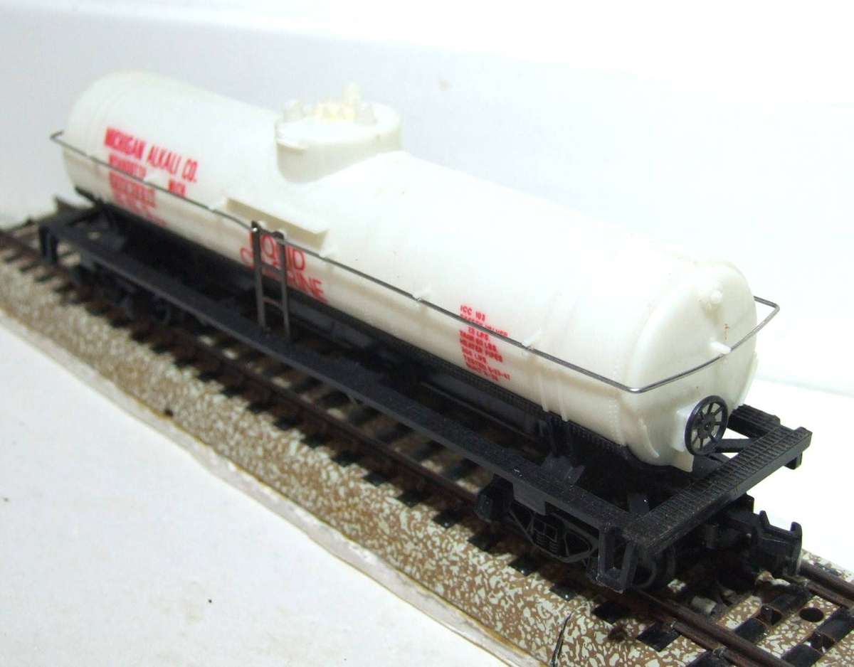 MODEL POWER HO: Liquid Chlorine 40' Tank Car in Like New Boxed Condition.