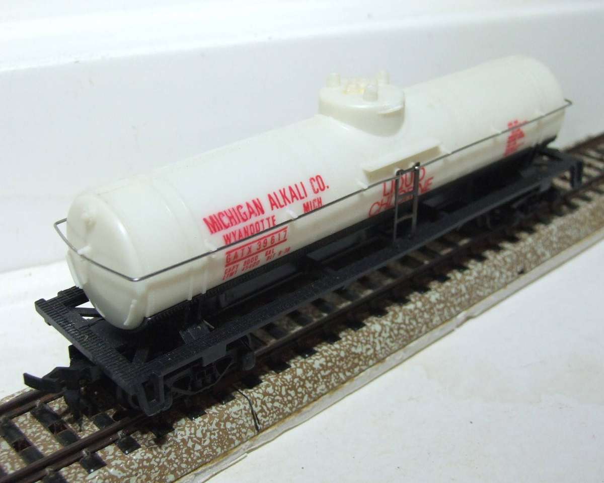 MODEL POWER HO: Liquid Chlorine 40' Tank Car in Like New Boxed Condition.