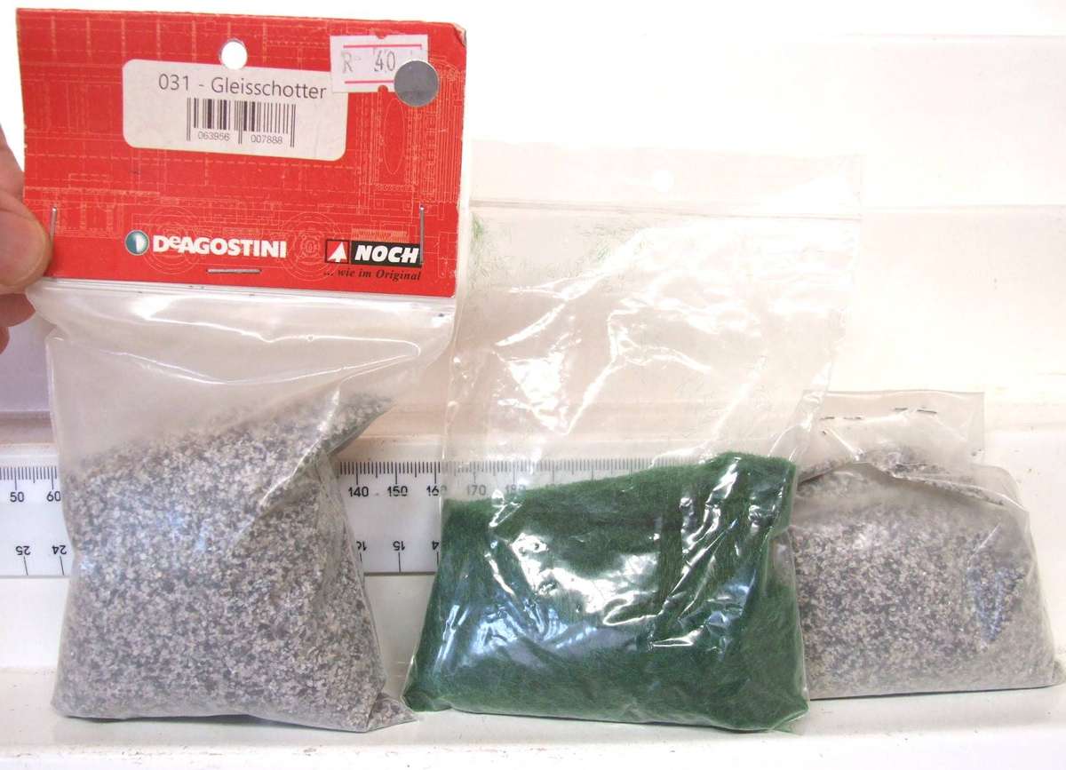 SCENERY HO/OO: 2pc Ballast Decor Material and 1pc Grass in Good Packed Condition
