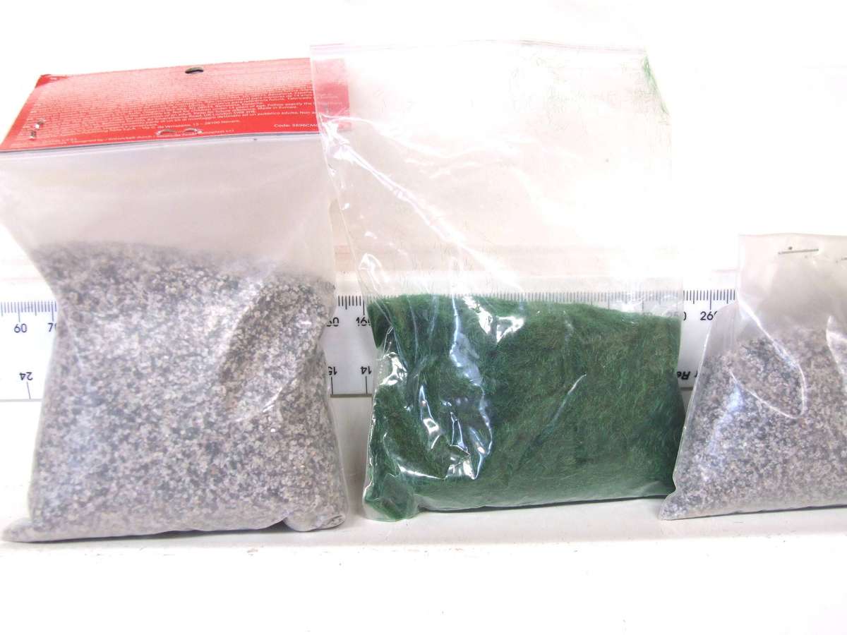 SCENERY HO/OO: 2pc Ballast Decor Material and 1pc Grass in Good Packed Condition