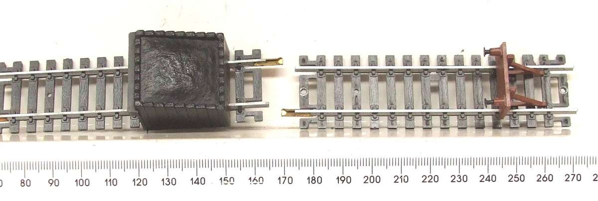 LIMA HO: 2x Vintage Plastic Buffer Stops in Good Un-Boxed condition(England)