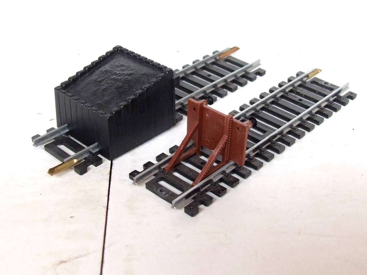 LIMA HO: 2x Vintage Plastic Buffer Stops in Good Un-Boxed condition(England)