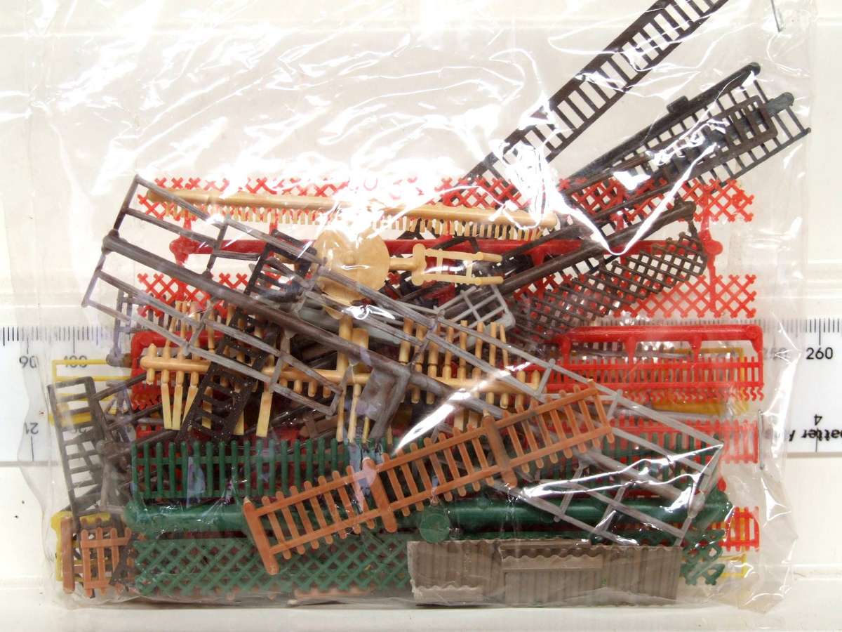 SCENERY HO:  On Auction are these Plastic Fence lot of different Types in Good Condition.