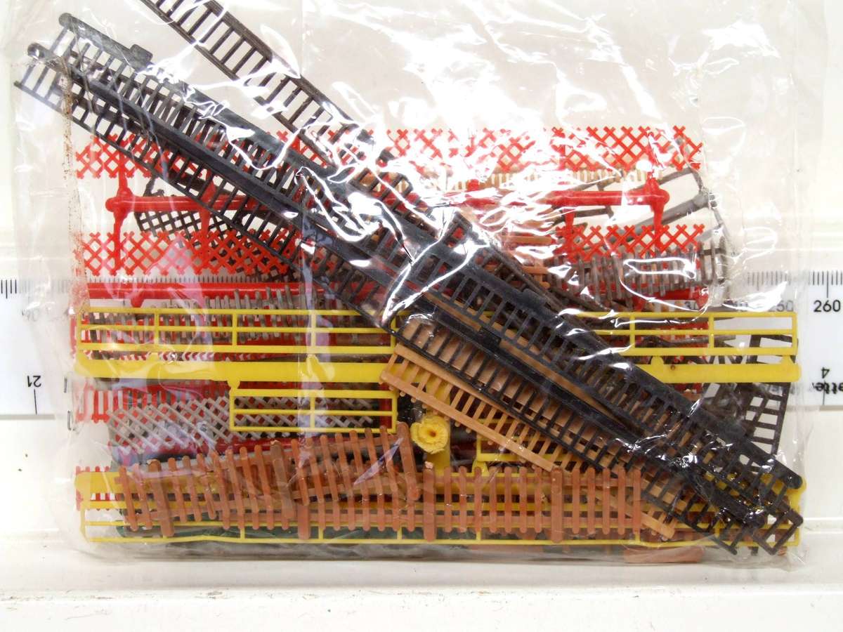 SCENERY HO:  On Auction are these Plastic Fence lot of different Types in Good Condition.