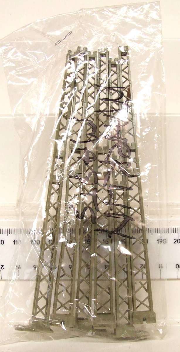 MARKLIN HO:  On Auction are these 6pc Overhead Centenary Masts in Good Used Condition.(GR)