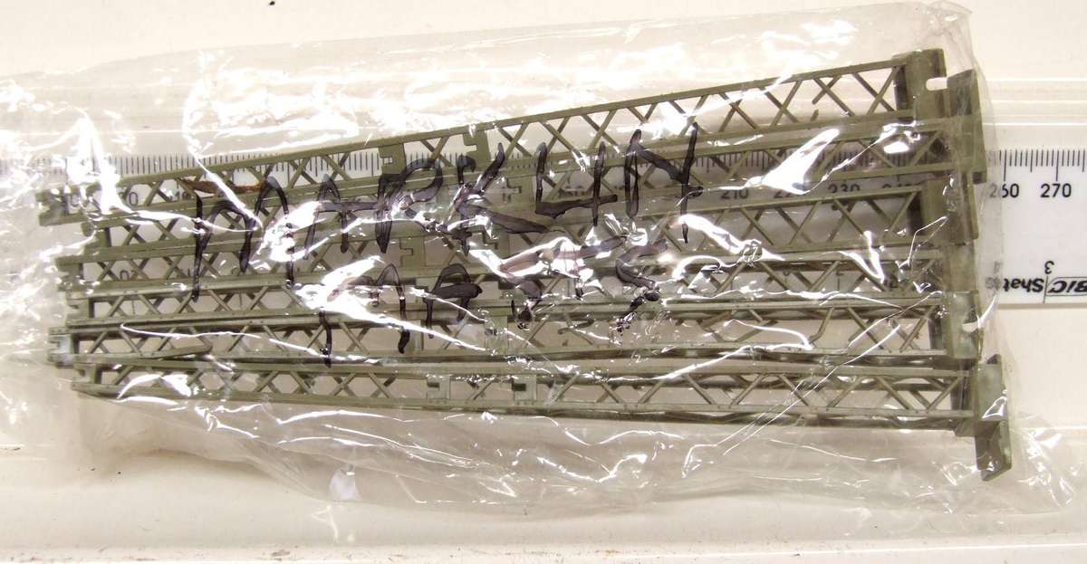 MARKLIN HO:  On Auction are these 6pc Overhead Centenary Masts in Good Used Condition.(GR)