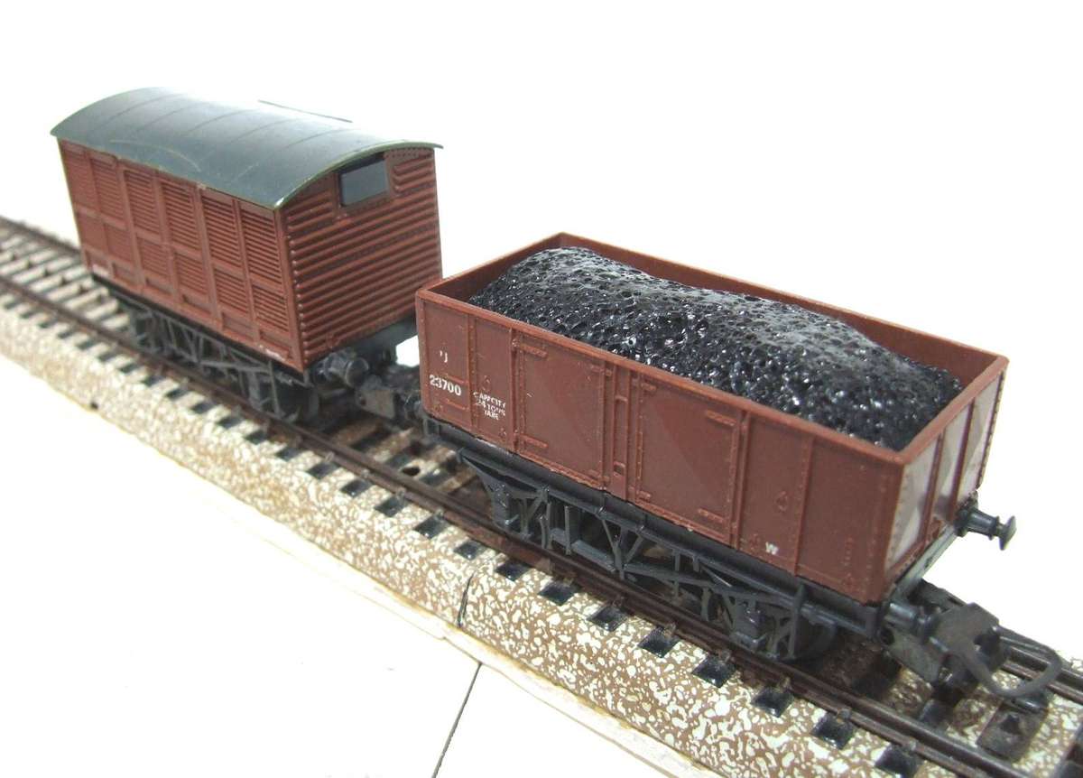 LIMA HO:  2x Vintage LIMA Junior Freight Cars in Fair,used and Un-Boxed condition (Italy)