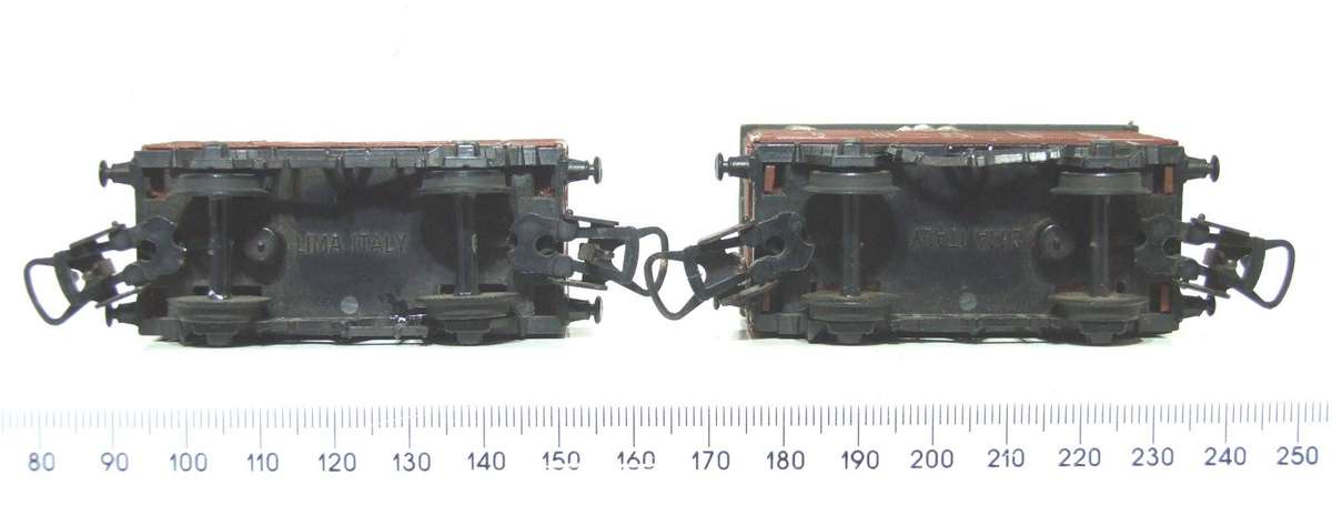 LIMA HO:  2x Vintage LIMA Junior Freight Cars in Fair,used and Un-Boxed condition (Italy)