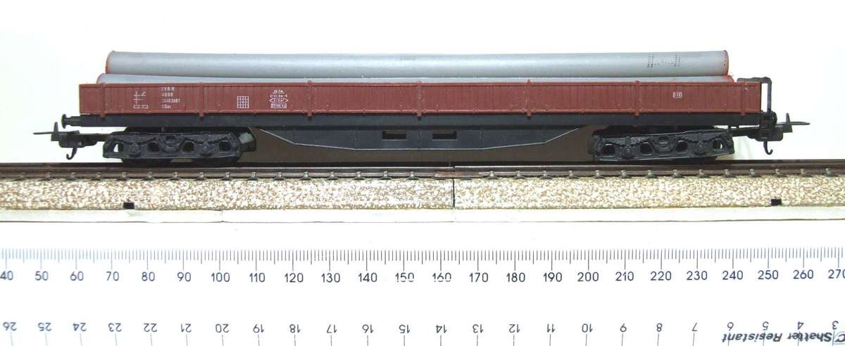 LIMA HO: Long Lowsided Freight Wagon with Pipe Load in Fair Un-boxed, Used condition (Italy)