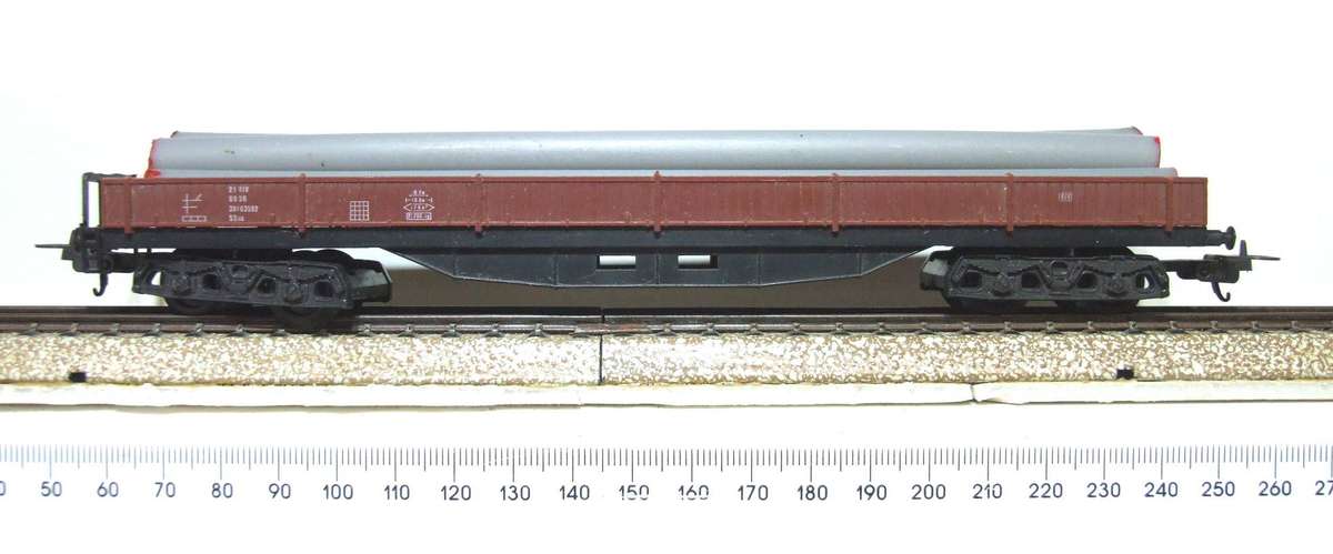 LIMA HO: Long Lowsided Freight Wagon with Pipe Load in Fair Un-boxed, Used condition (Italy)