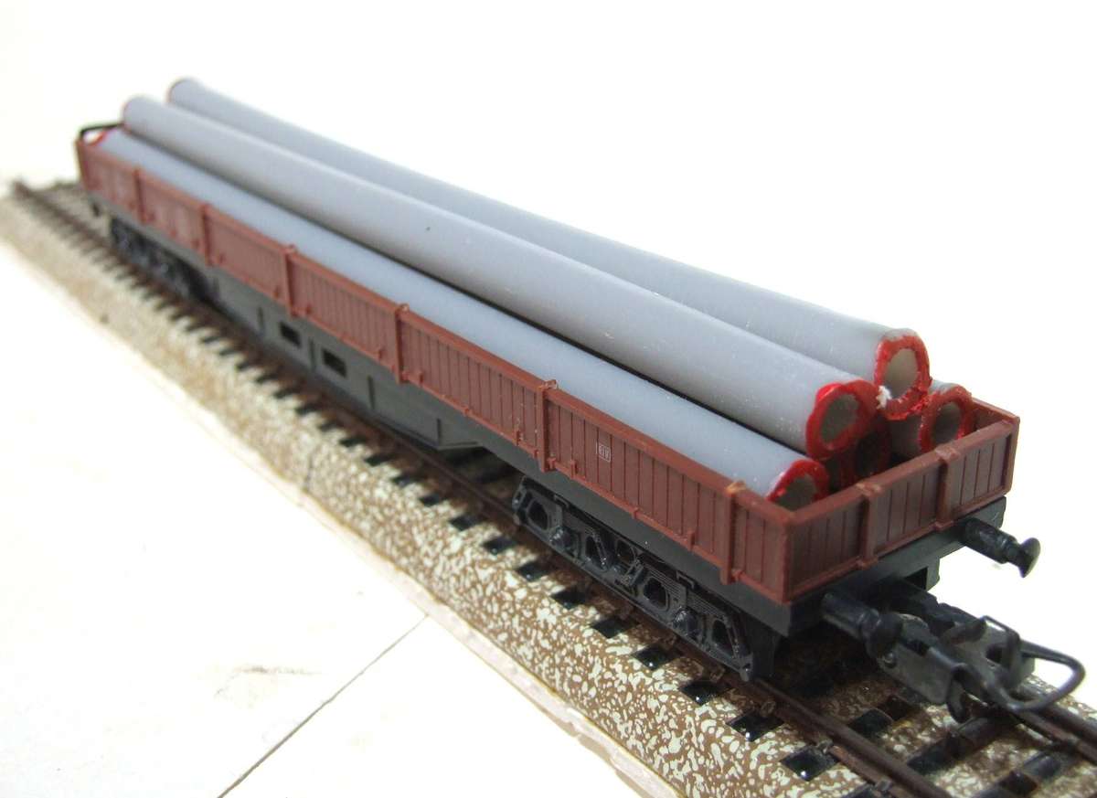 LIMA HO: Long Lowsided Freight Wagon with Pipe Load in Fair Un-boxed, Used condition (Italy)