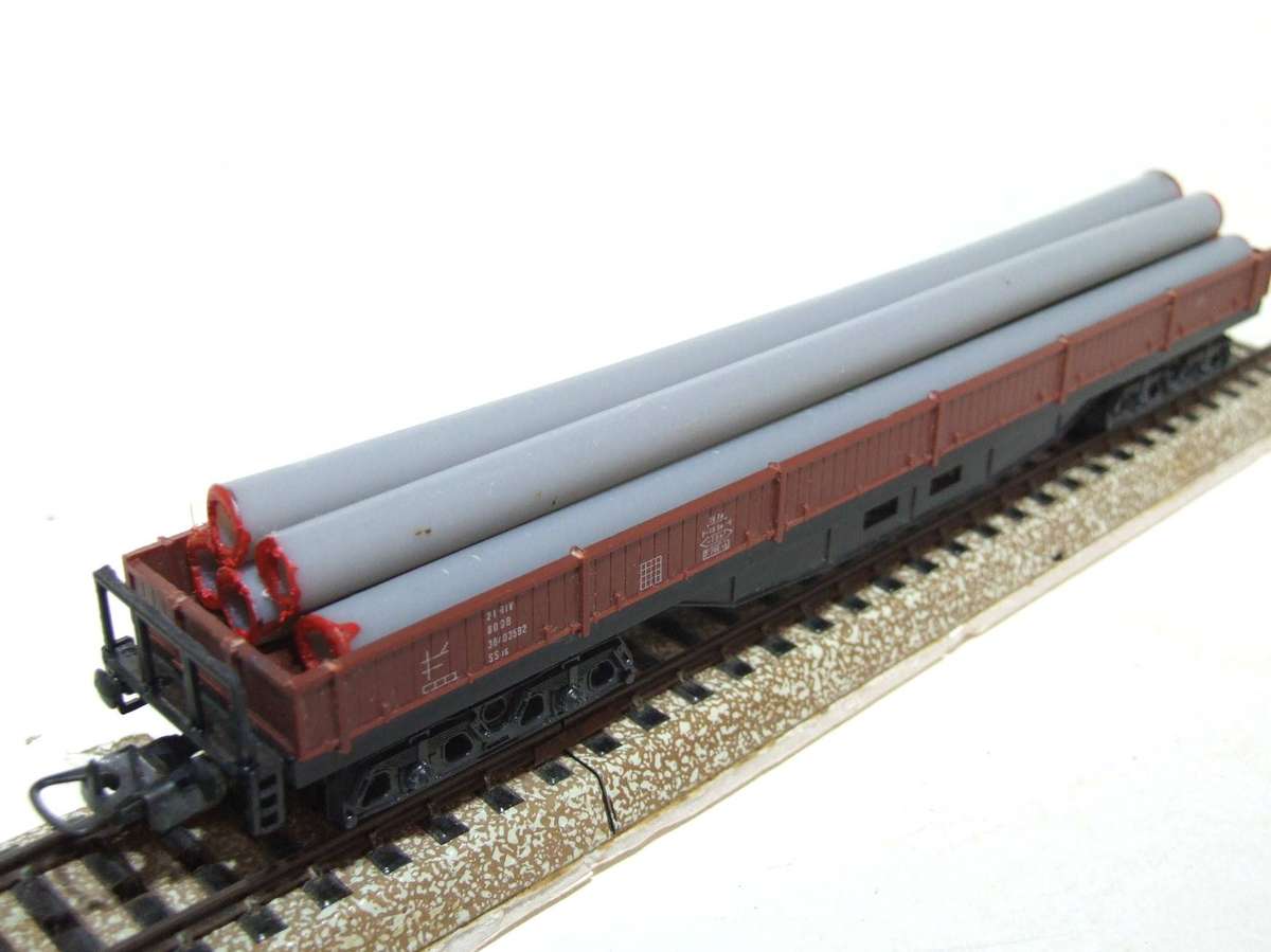 LIMA HO: Long Lowsided Freight Wagon with Pipe Load in Fair Un-boxed, Used condition (Italy)