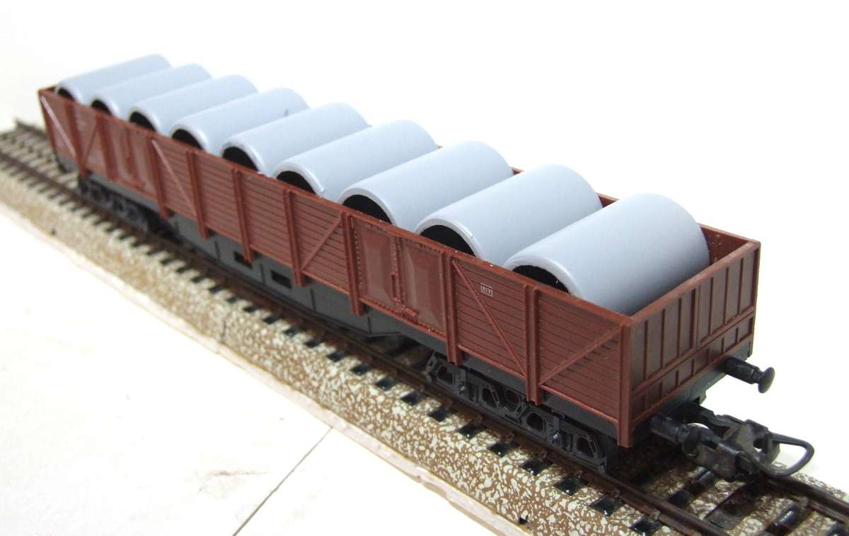 LIMA HO: Long Freight Wagon with Concrete Pipe Load in Fair Un-boxed, Used condition (Italy)