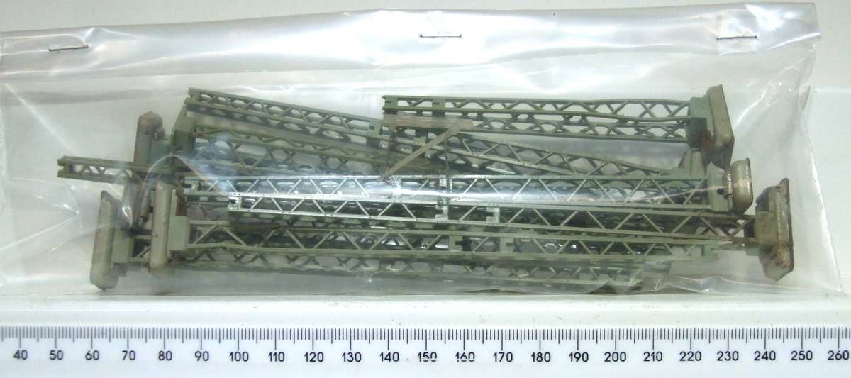 MARKLIN HO: 9x Vintage Railway Canatery Masts in Fair Condition (GR)