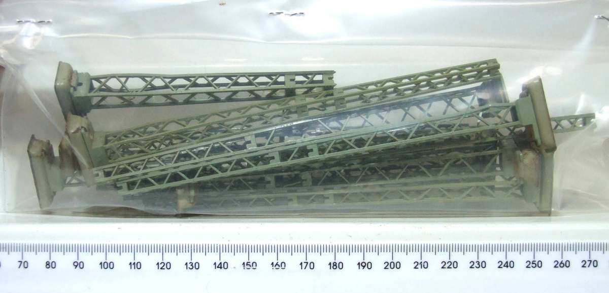 MARKLIN HO: 9x Vintage Railway Canatery Masts in Fair Condition (GR)