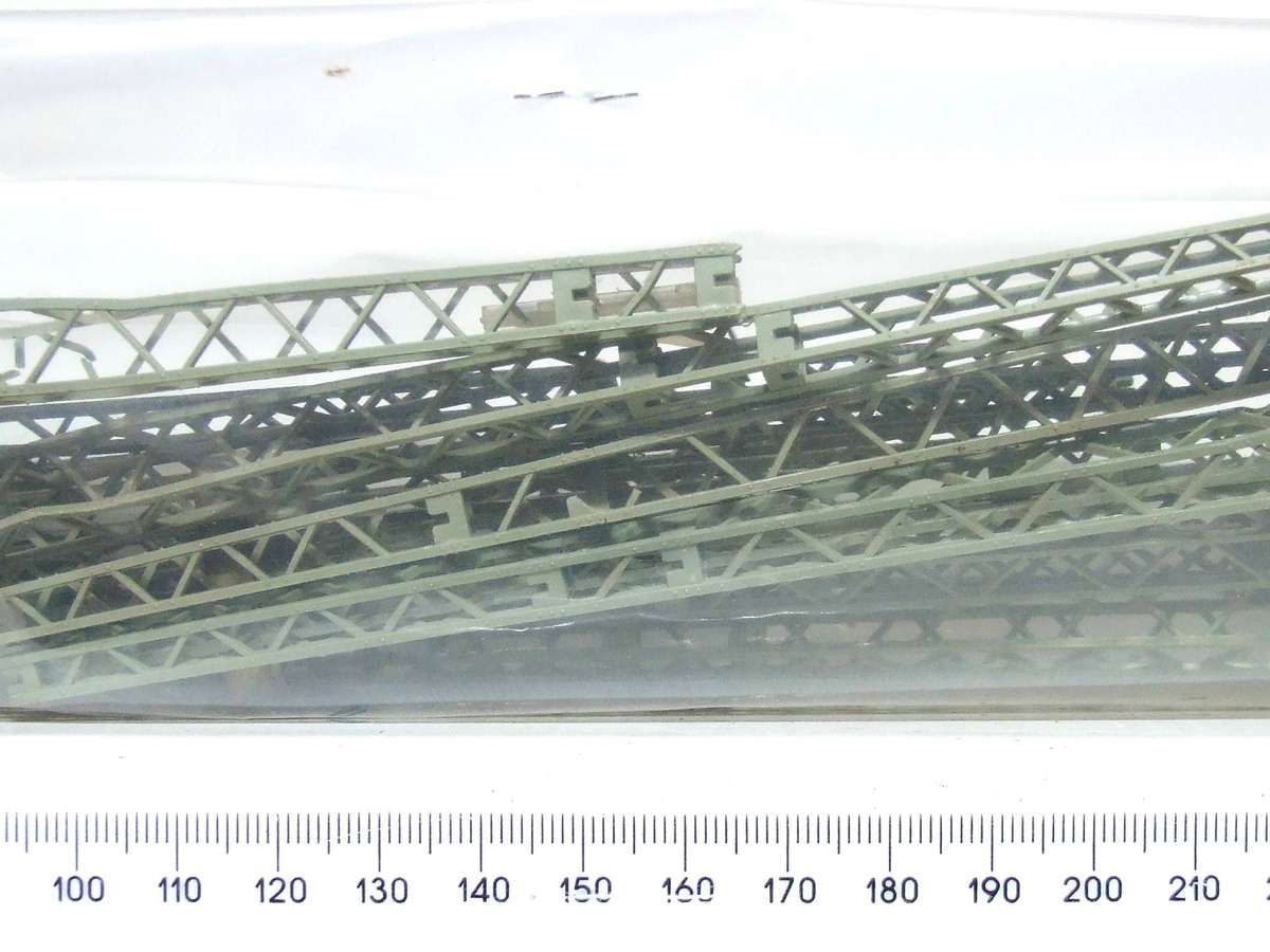 MARKLIN HO: 9x Vintage Railway Canatery Masts in Fair Condition (GR)