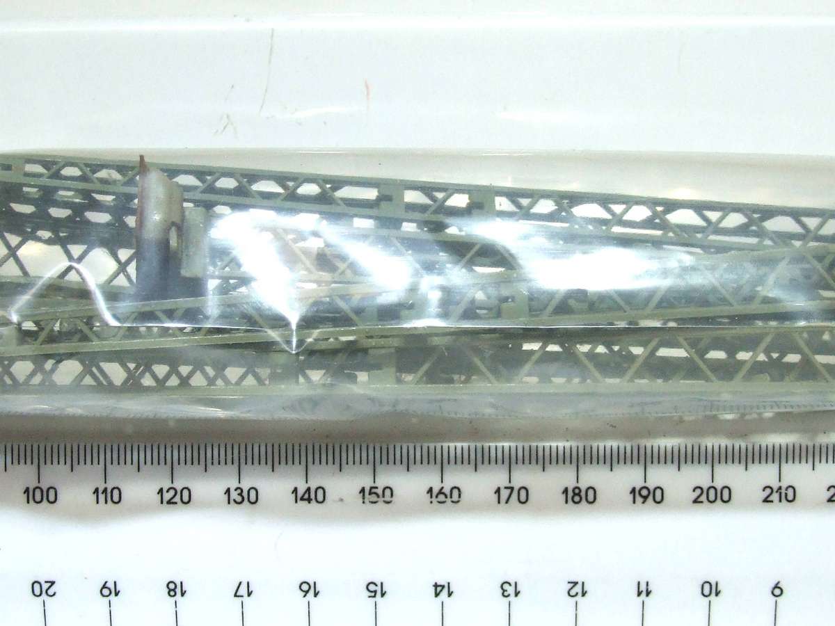 MARKLIN HO: 9x Vintage Railway Canatery Masts in Fair Condition (GR)