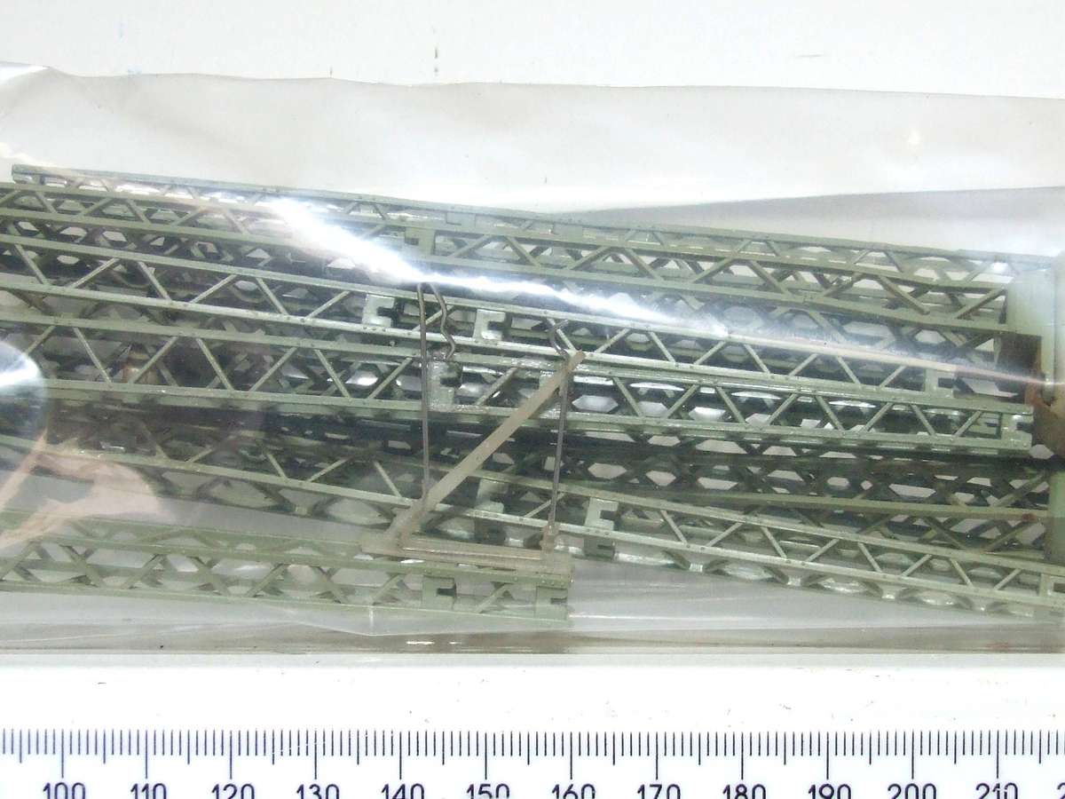 MARKLIN HO: 9x Vintage Railway Canatery Masts in Fair Condition (GR)