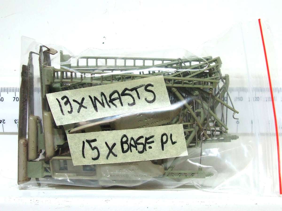 MARKLIN HO: 28pc Vintage M-Track Railway Canatery Masts in Fair Condition (GR)