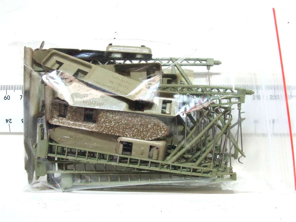 MARKLIN HO: 28pc Vintage M-Track Railway Canatery Masts in Fair Condition (GR)