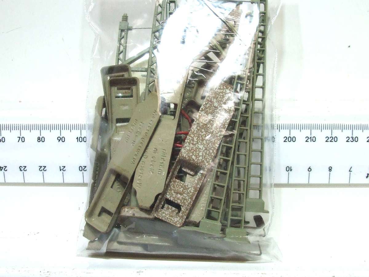 MARKLIN HO: 28pc Vintage M-Track Railway Canatery Masts in Fair Condition (GR)