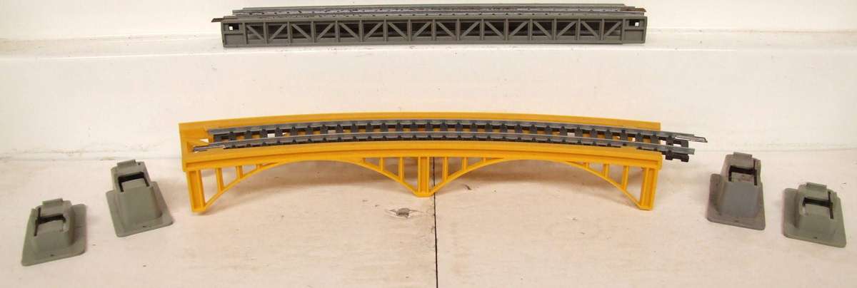LIMA HO: One Curved and One Strait Bridge with Steel Track in Good Used un-boxed condition.(Italy))