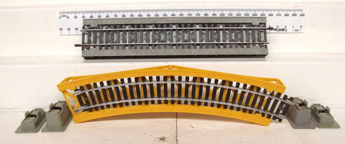 LIMA HO: One Curved and One Strait Bridge with Steel Track in Good Used un-boxed condition.(Italy))