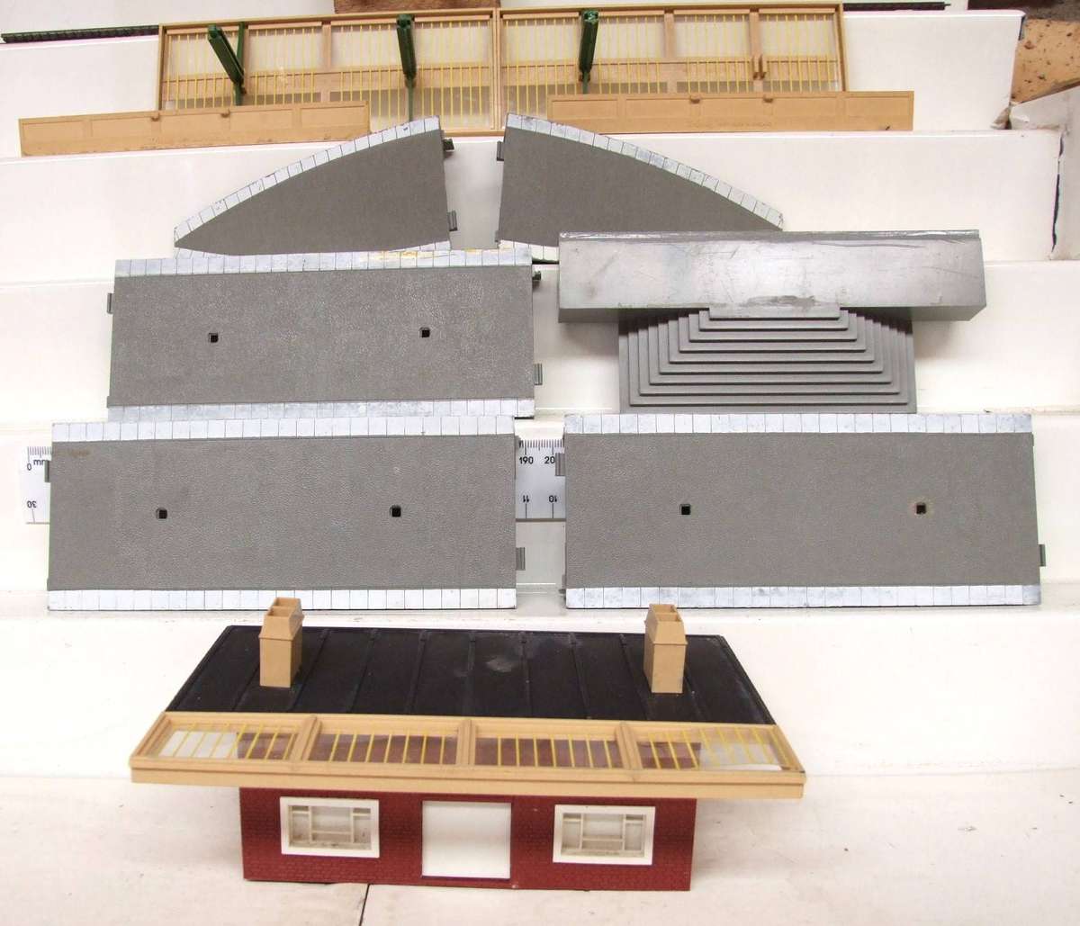 TRI-ANG OO: Station Platform Sections with Station + Roof sections in Fair Used Condition.(Eng)