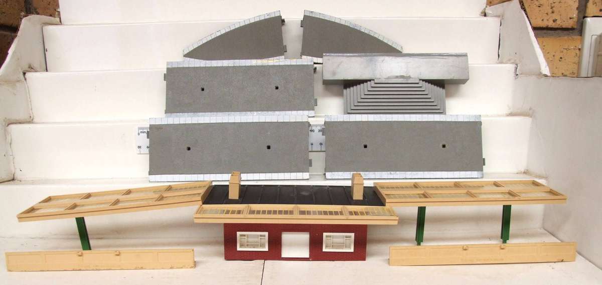 TRI-ANG OO: Station Platform Sections with Station + Roof sections in Fair Used Condition.(Eng)