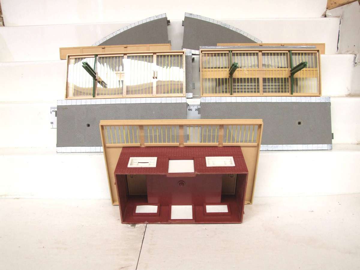 TRI-ANG OO: Station Platform Sections with Station + Roof sections in Fair Used Condition.(Eng)