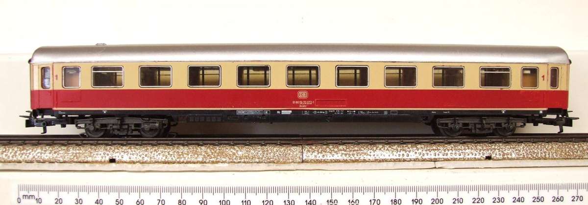 MARKLIN HO: Vintage `DB` 1st Class Passenger Coach in Fair un-boxed condition (Germany)
