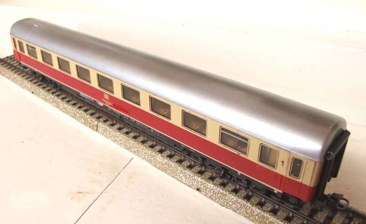MARKLIN HO: Vintage `DB` 1st Class Passenger Coach in Fair un-boxed condition (Germany)