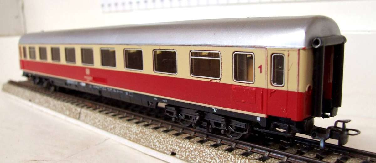 MARKLIN HO: Vintage `DB` 1st Class Passenger Coach in Fair un-boxed condition (Germany)