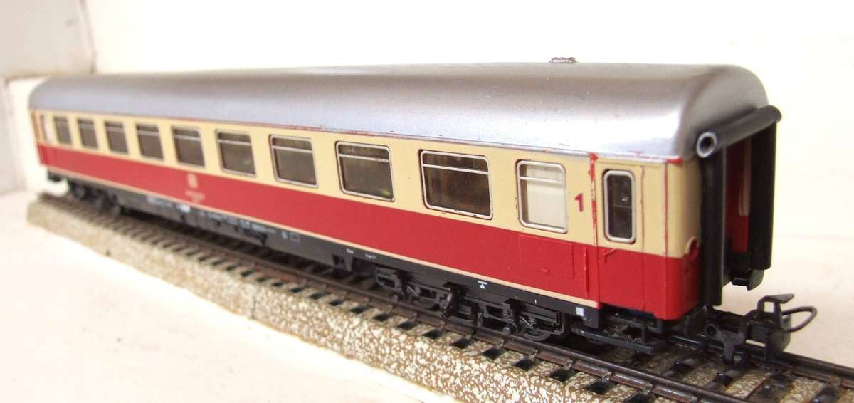 MARKLIN HO: Vintage `DB` 1st Class Passenger Coach in Fair un-boxed condition (Germany)