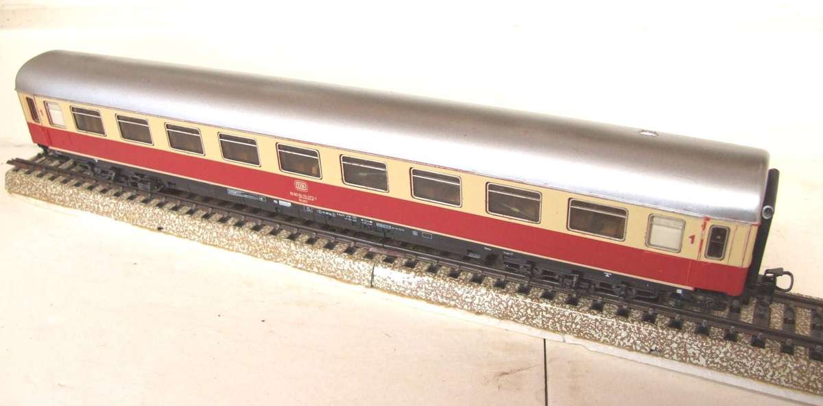 MARKLIN HO: Vintage `DB` 1st Class Passenger Coach in Fair un-boxed condition (Germany)