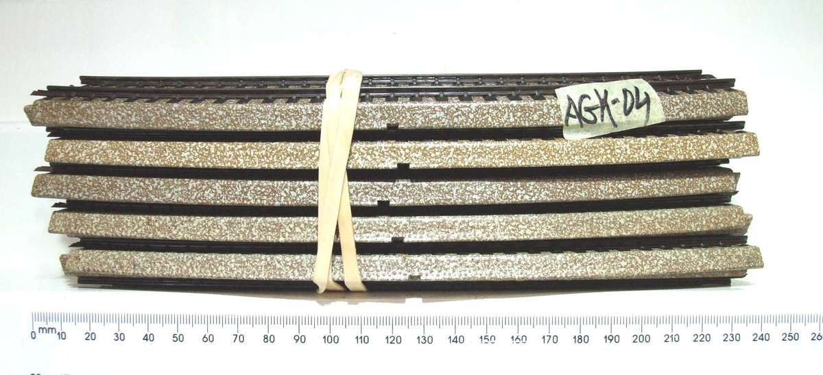 MARKLIN-M HO: 10x 3-Rail Wide Radius(5200 1/1) Steel Track in Good Used un-boxed condition.(W-GR)