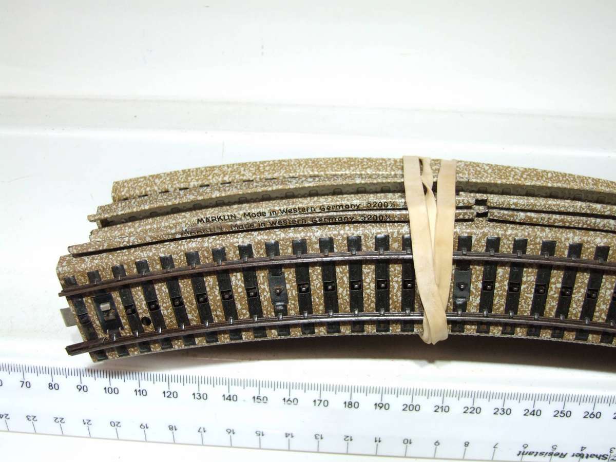 MARKLIN-M HO: 10x 3-Rail Wide Radius(5200 1/1) Steel Track in Good Used un-boxed condition.(W-GR)