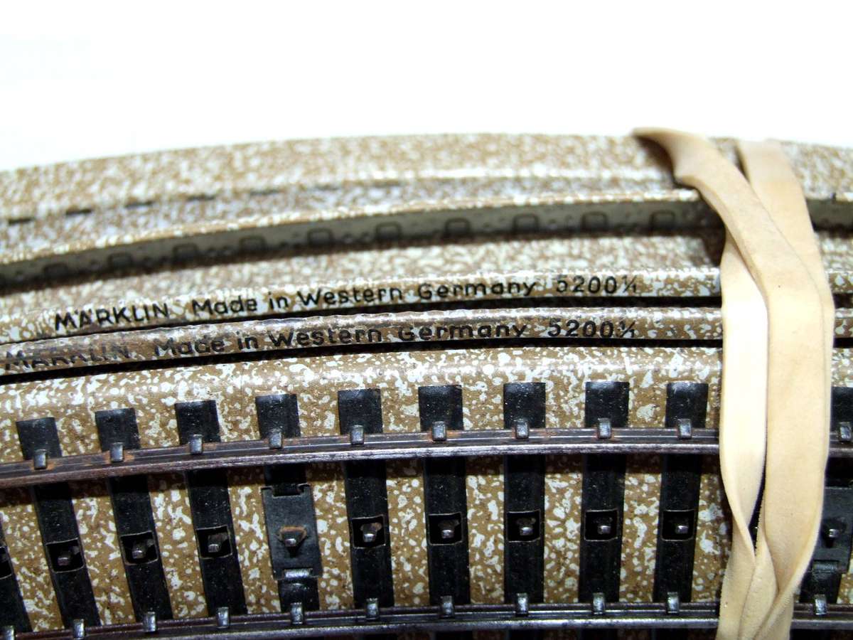 MARKLIN-M HO: 10x 3-Rail Wide Radius(5200 1/1) Steel Track in Good Used un-boxed condition.(W-GR)