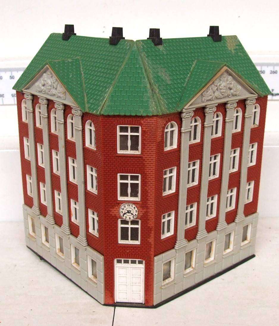 SCENERY HO/OO:  On Auction is this Plastic Multi-Story Apartment Building in Fair Used Condition.