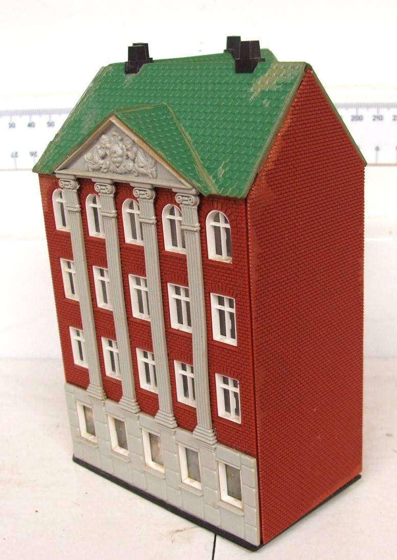 SCENERY HO/OO:  On Auction is this Plastic Multi-Story Apartment Building in Fair Used Condition.