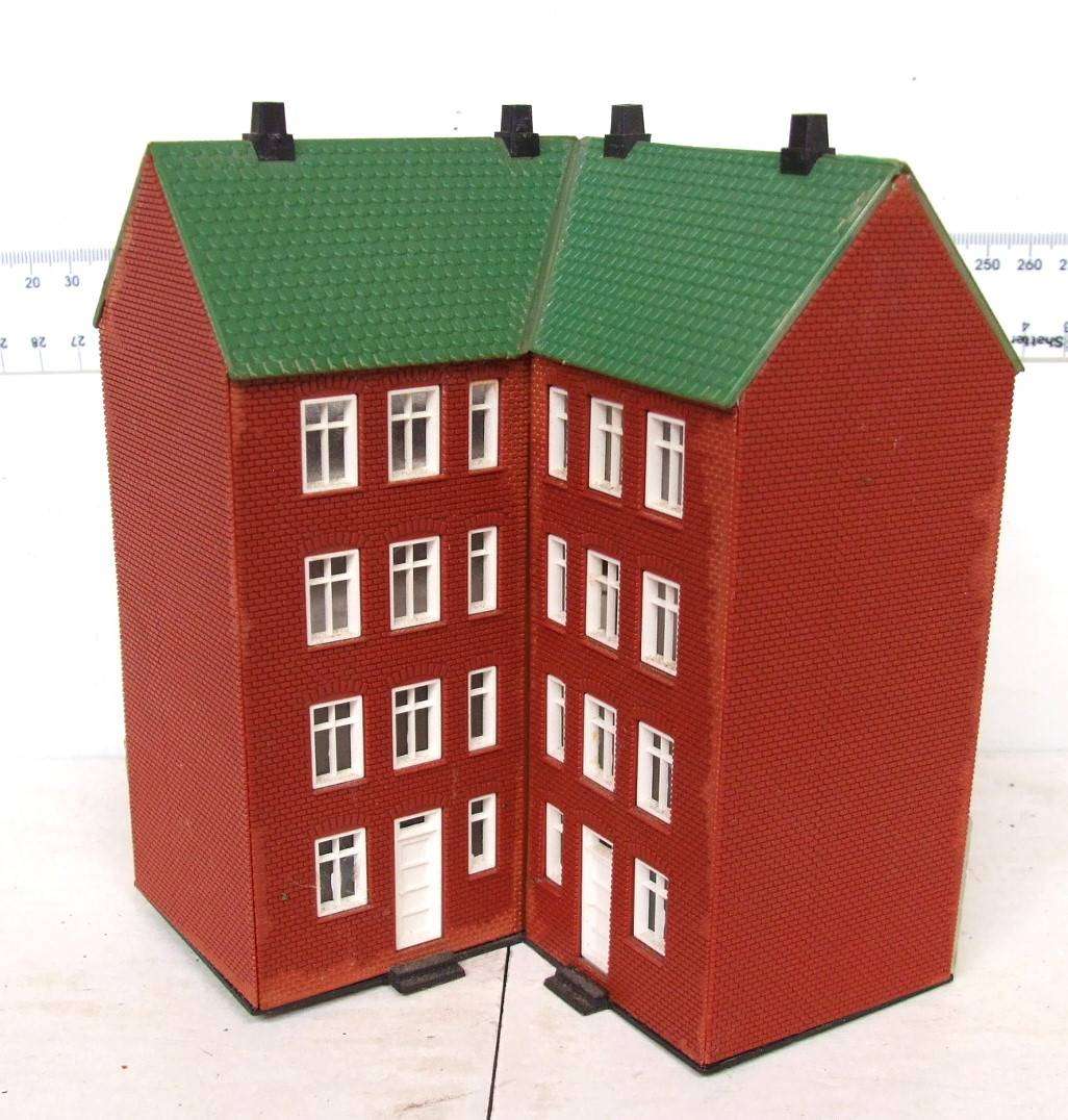 SCENERY HO/OO:  On Auction is this Plastic Multi-Story Apartment Building in Fair Used Condition.