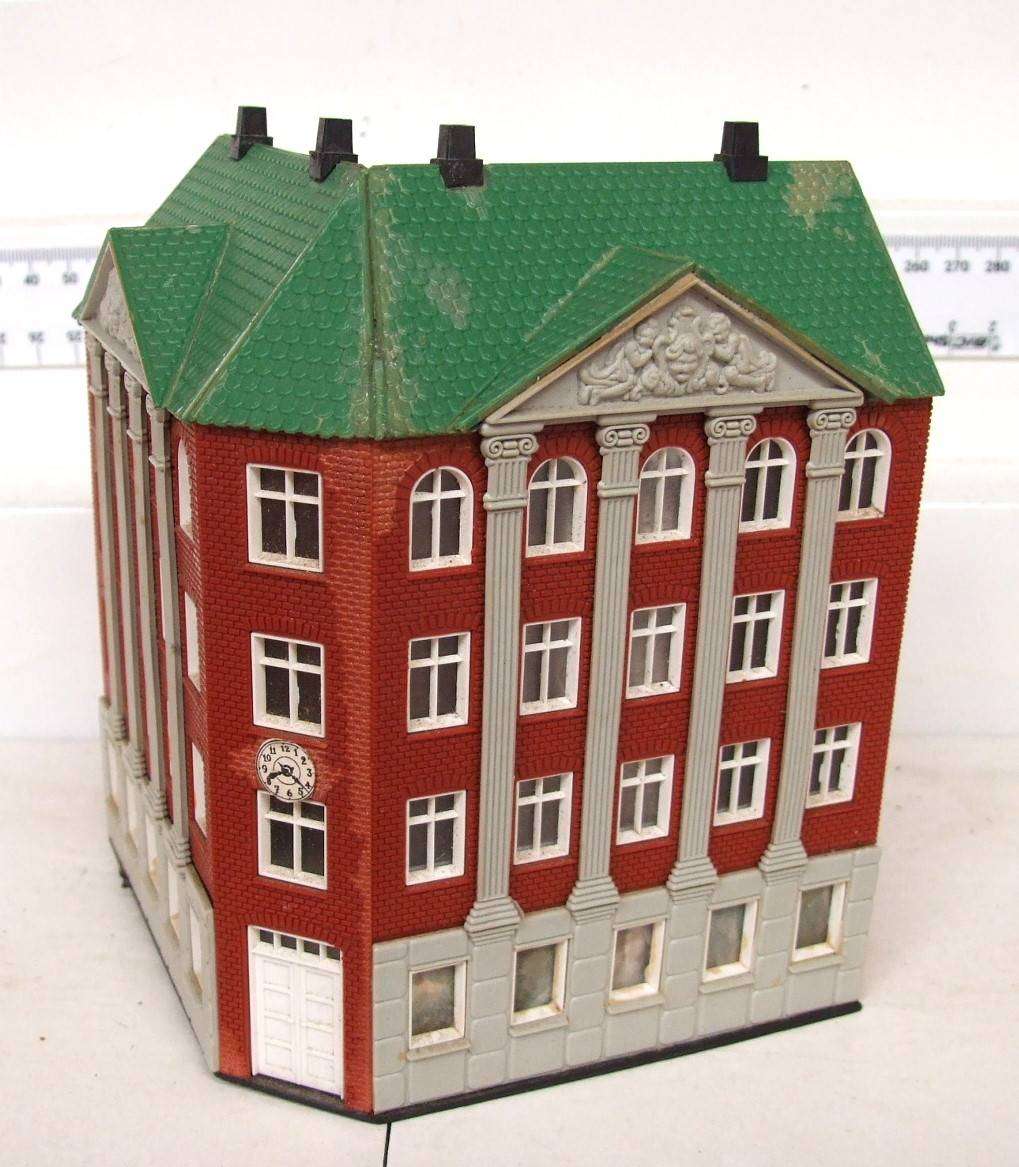 SCENERY HO/OO:  On Auction is this Plastic Multi-Story Apartment Building in Fair Used Condition.
