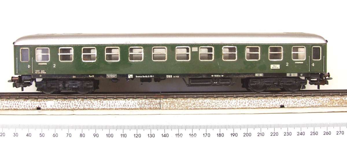 MARKLIN HO: Vintage Tin Metal `DB` 2nd Class Passenger Coach in Fair un-boxed condition (Germany)