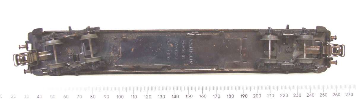 MARKLIN HO: Vintage Tin Metal `DB` 2nd Class Passenger Coach in Fair un-boxed condition (Germany)